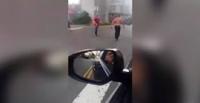 بالفيديو.. شاهد كيف أنقذت أمراة زوجها من هجوم مسلح