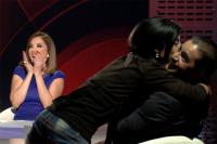 بالفيديو ، هاني سلامة يتعرض لموقف محرج : فتاة من الجمهور تقبله على الهواء مباشرة في برنامج على إم بي سي