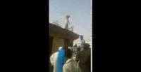 بالفيديو.. شاب يحاول الانتحار ويتسبب في سقوط رجل أمن