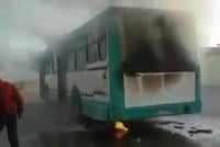 النيران تأتي على حافلة للنقل العمومي بالقنيطرة ( الفيديو )