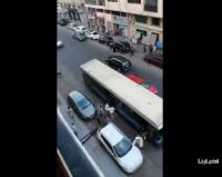 تهشيم الزجاج...ترويع الركاب...هكذا هاجم "مشرملون" حافلة للنقل الحضري في واضحة النهار(فيديو)