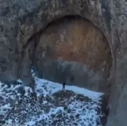 ماذا يخفي وراءه؟.. "باب عملاق" غامض في جبال كازاخستان يثير جدلا واسعا