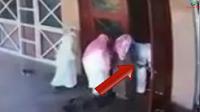 شاهد الحيلة التي اتبعها نصابون لسرقة محفظة رجل بمسجد بالسعودية