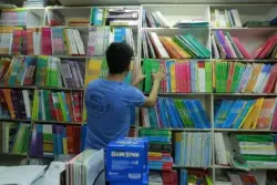 رابطة الكتبيين تحمل الناشرين مسؤولية نقص كتب الريادة ونائب برلماني يؤكد وجود ممارسات مشينة