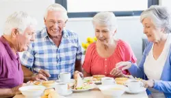 تناول الطعام وحيداً يهدد صحة كبار السن: دراسة دولية تكشف المخاطر