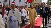 لحظة وصول الملك محمد السادس لمسجد أبي عبيدة ابن الجراح بطنجة لأداء صلاة الجمعة