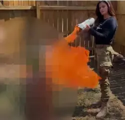 "سأنهي الإسلام في تكساس".. مرشحة أمريكية تثير الغضب بحرق نسخة من المصحف الشريف ببندقية لهب!