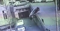 بالفيديو.. نجاة أم وابنها من الموت بعد تعرضهما لحادث مروع