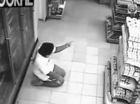 على المباشر جن يتلبس شخص في السوبر مارشي