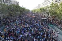 مئات الآلاف يشاركون في مسيرة في برشلونة تعبيرا عن الوحدة بعد الهجمات الإرهابية
