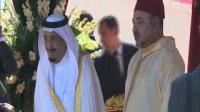 شاهد تواضع الملك محمد السادس عند طلبه طلب من الملك سلمان الجلوس