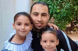 طائرة مُسيّرة إسرائيلية تقتل صحافياً فلسطينياً وأفراد عائلته جنوب غزة