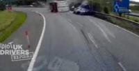 بالفيديو .. سائق ينجو من الموت بأعجوبة في حادث تصادم مروع