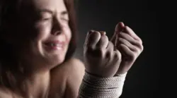 في واقعة صادمة.. العثور على امرأة محتجزة داخل غرفة منزل والديها منذ أكثر من 30 سنة