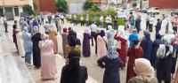 بالفيديو... أباء وأمهات التلاميذ ينظمون وقفة احتجاجية أمام مؤسسة تعليمية خصوصية ويرفعون شعارات قوية ضد الوزارة والتعليم الخصوصي