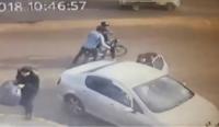 شاهد .. تعرض امرأة للكريساج من طرف لصين بدراجة نارية بولاد زيان