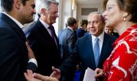 نائب هولندي يضع علم فلسطين على بدلته و يرفض مصافحة رئيس حكومة الاحتلال بنيامين نتنياهو