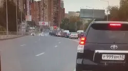 بالفيديو....سائق ينشغل بهاتفه ويتسبب بكارثة على الطريق