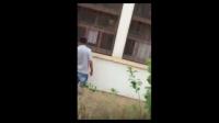 شاهد لحظة محاصرة مرشح بداخل مكتب التصويت بتاوريرت