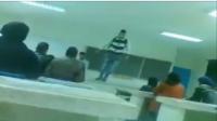 شاهد تلميذ سكران يروع قسمه و يرغم الأستاذ على مغادرة قاعة الدرس!
