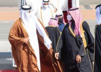 بالفيديو: سبحان مغير الأحوال..."بن سلمان" يستقبل شخصيا أمير قطر ويحتضنه بمطار العلا السعودي