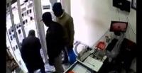 بالفيديو.. لصان يغافلان بائعا جزائريا ويسرقان هاتفا بطريقة ماكرة
