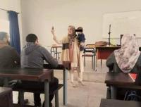 طالبة تحضر طفلها الرضيع إلى المحاضرة..وهكذا كانت ردة فعل أستاذتها (صور)