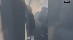 لحظة اندلاع دخان بطائرة أمريكية والركاب يهربون من مخارج الطوارئ (فيديو)