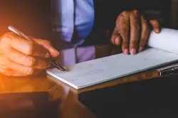 محكمة تطوان تدين رجلًا ابتلع شيكًا بقيمة 40 مليون سنتيم