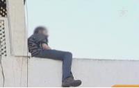 مغربي عائد من بريطانيا يضرم النار في منزل والديه بالرباط ويهدد بالانتحار