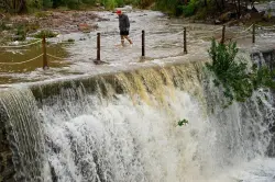 الفيضانات تهدد شرق إسبانيا مجددًا: السلطات تُصدر إنذارًا أحمر ومخاوف من كارثة جديدة