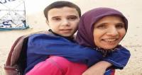صورة تهز الفيسبوك: أم بفاس تحمل إبنها "مبتور الساقين " يوميا ذهابا وإيابا إلى المدرسة .. وها اش وقع ليه