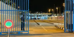 قمة الإجرام.. شخص يستغل براءة ابنه القاصر لتهريب "القرقوبي" إلى المغرب وأمن باب سبتة يكتشف الخدعة