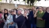 أولياء طلبة الطب والصيدلة يحتجون أمام الكليات والطلبة يقاطعون الامتحانات