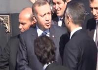 بالفيديو.. أردوغان يؤدي صلاته أمام عتبة المسجد لأنه تأخر