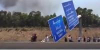 انقلاب شاحنة واندلاع النيران فيها بين الرباط و البيضاء
