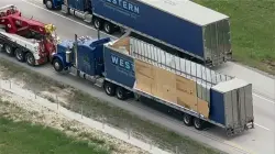 حادث غريب.. انقلاب شاحنة محملة بعملات معدنية في ولاية تكساس الأمريكية