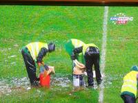 ضروري من الشوهة .. معلقوا أوروسبو يسخرون من "تجفيف" أرضية ملعب الرباط