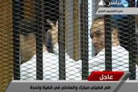 جمال مبارك يستفز المصريين بـ\"علامة النصر\" أثناء محاكمته
