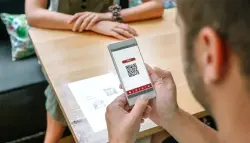 رمز QR يتحوّل إلى فخ.. خبراء يحذّرون من موجة احتيال إلكتروني تتخفى في قوائم الطعام