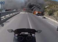 بالفيديو...النيران تلتهم سيارة بالكامل بين تطوان وطنجة والسائق ينجو بأعجوبة