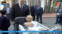 بوتفليقة يصوت و هو على كرسي متحرك