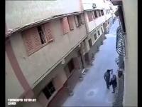 شفار يسرق فتاة بدم بارد و يهددها ثم يكمل طريقه و كأن شيئا لم يكن
