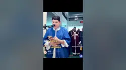 شاب جزائري يؤم المصلين بالتراويح ويتابع القراءة من المحمول(فيديو)