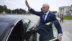 سيناتور أمريكي يبيع سيارته "تسلا" احتجاجًا على سياسات إيلون ماسك