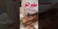رد فعل زبون عثر على صرصار داخل وجبة الغداء  (فيديو)