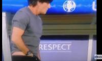لقطة مقززة لمدرب المانيا "يواكيم لوف" في مباراة اوكرانيا