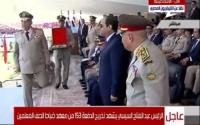 شاهد: لواء مصري يخطئ ويؤدي التحية لطنطاوي بدلا من السيسي