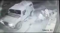 جنود الاحتلال يمرون بشبان فلسطينيين على باب منزلهم .. فيلقون عليهم قنبلة