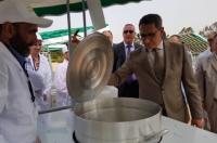 مشاريع عملاقة... سخرية عارمة من عامل خريبكة بسبب توزيعه "كرارس" للخضر والخبز والحلزون في اطار مشاريع المبادرة!